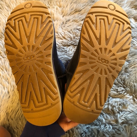 navy blue boy uggs